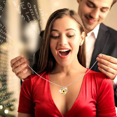 Girasol Megan - Collar te Amo en 100 idiomas en caja de rosa ascendente